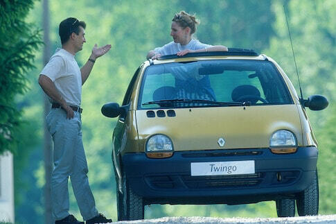 Twingo ad with a woman standing through sunroof