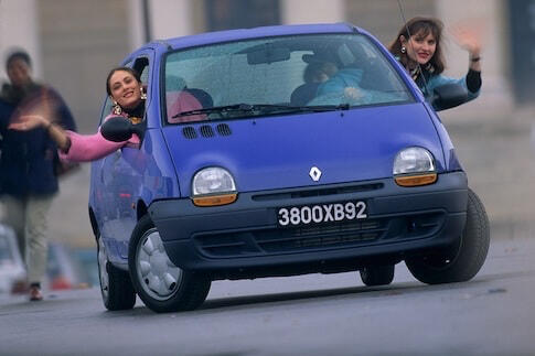 Twingo ad with people waving
